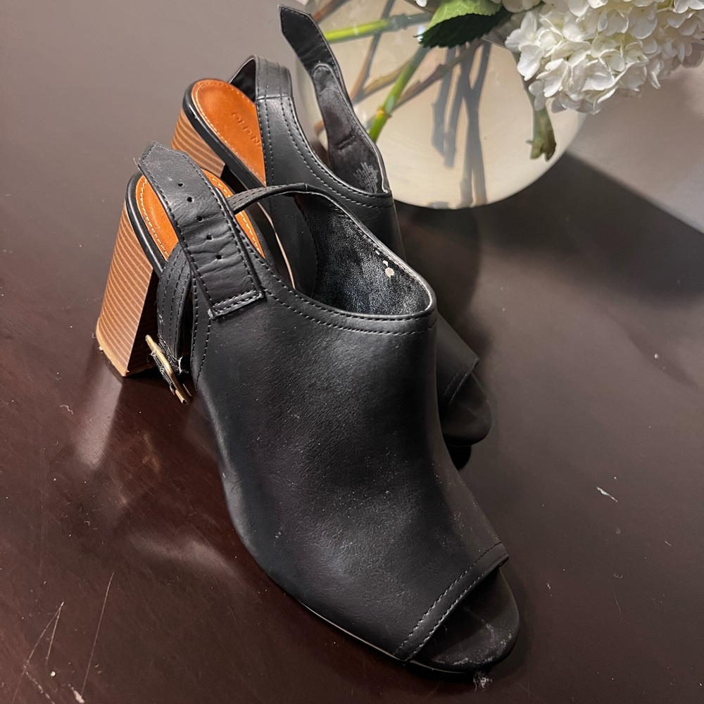 Old Navy black sandal with chunky heel
Women’s 9
Cute, comfy, everyday sandal!